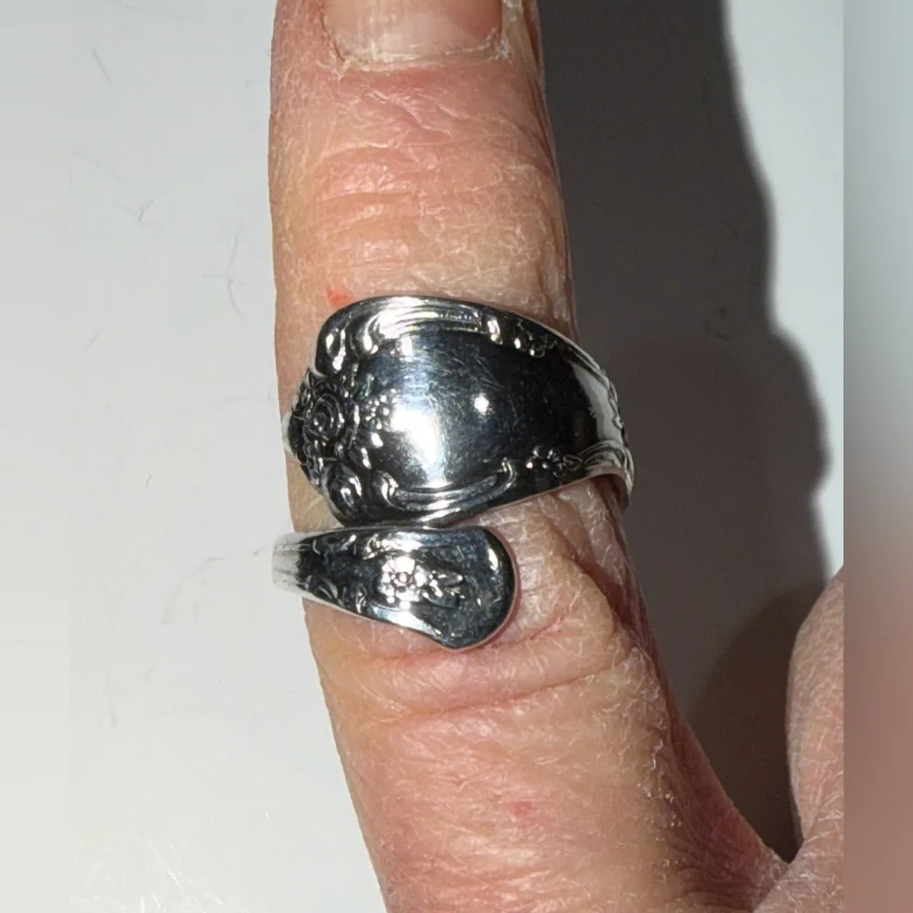 Elegant Roger’s Silver Floral Women's Ring; size 7